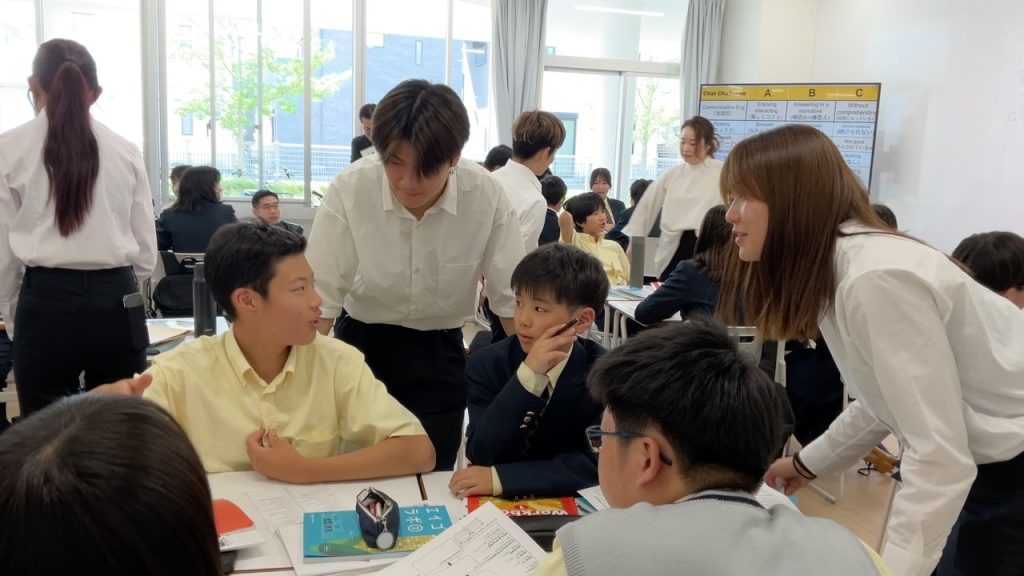 【中2】追手門学院大学国際学部の学生と授業