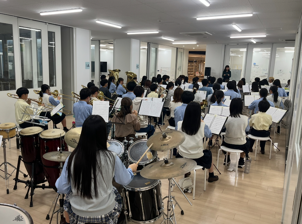 【吹奏楽部】追手門学院大学吹奏楽部と合同練習